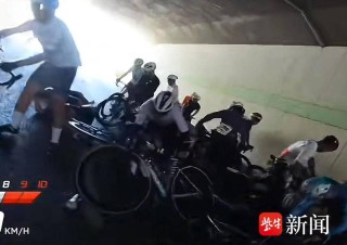 选手头部遭后车碾压伤情极为严重？安徽一自行车赛摔车事故致多人受伤